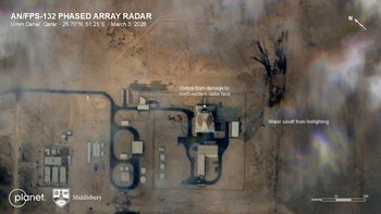 Citra satelit dari Planet tampaknya mengkonfirmasi bahwa serangan Iran baru-baru ini telah merusak radar peringatan dini rudal balistik AN/FPS-132 Block 5 (SSPARS) buatan AS di Qatar. Sistem tersebut bernilai sekitar USD 1,1 miliar. Foto: X.com