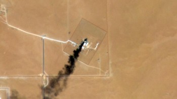 Citra satelit menunjukkan asap mengepul dari sebuah bangunan di Pangkalan Udara Pangeran Sultan di Arab Saudi, 1 Maret 2026. (Foto via New York Times/Planet Labs)