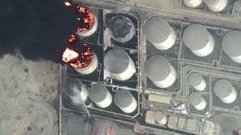 Citra satelit beresolusi tinggi menunjukkan setidaknya dua tangki penyimpanan minyak dilalap api dengan kobaran api besar dan satu lagi tampaknya hangus terbakar di Zona Industri Minyak Fukairah di UEA setelah serangan pesawat tak berawak Iran