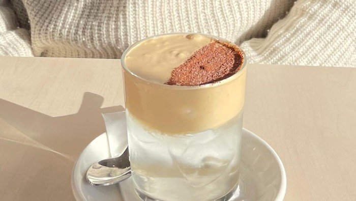 cloud coffee, racikan es  kopi ditambah air kelapa