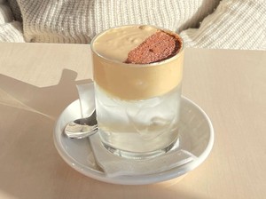 Coconut Cloud Coffee, Es Kopi Campur Air Kelapa yang Nyegerin!