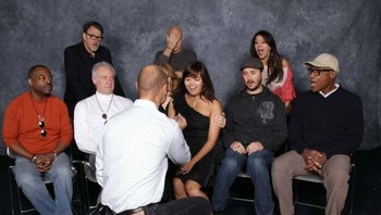 Sweet sih, melamar kekasih di hadapan bintang Star Trek. Tapi ekspresi Picard menutup muka dengan tangannya bikin netizen merasa lamaran ini jadi awkward. Foto: frostyfloppy via Bored Panda