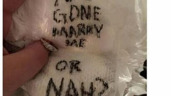 Kenapa dilamar pakai pembalut gitu sih, medianya? Foto: via Bored Panda  