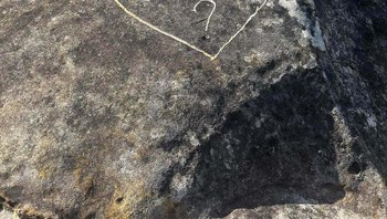 Melamar dengan mengukir nama di... batu kuno. Not wise. Foto: loveyouronions via Bored Panda  