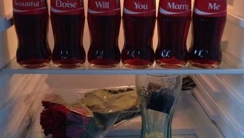 Mungkin calonnya memang sesuka itu sama cola? Foto: TheDrum via Bored Panda