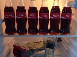 Deretan Lamaran Ter-Cringe, Mana yang Paling Awkward?