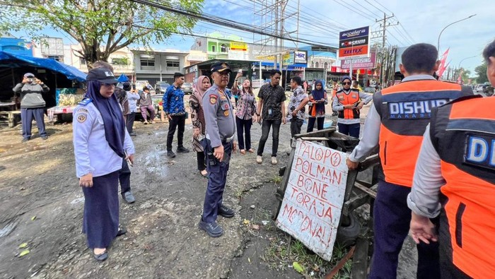 Dishub Makassar turun menertibkan terminal bayangkan di sepanjang Jalan Poros Makassar-Maros.