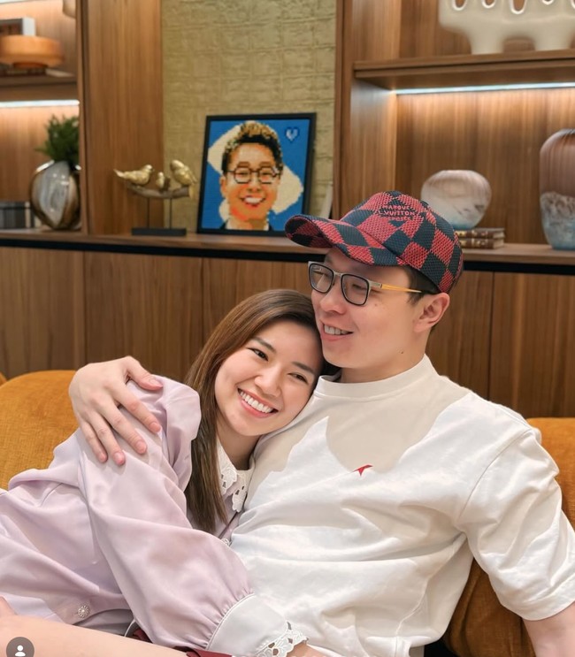 Melalui akun Instagram pribadinya, dokter Richard Lee kerap membagikan foto-foto mesranya dengan sang istri, Reni Effendi. Resmi menikah sejak tahun 2013, rumah tangga dokter Richard tampak harmonis dan jauh dari gosip miring. Foto: Instagram/@dr.richard_lee