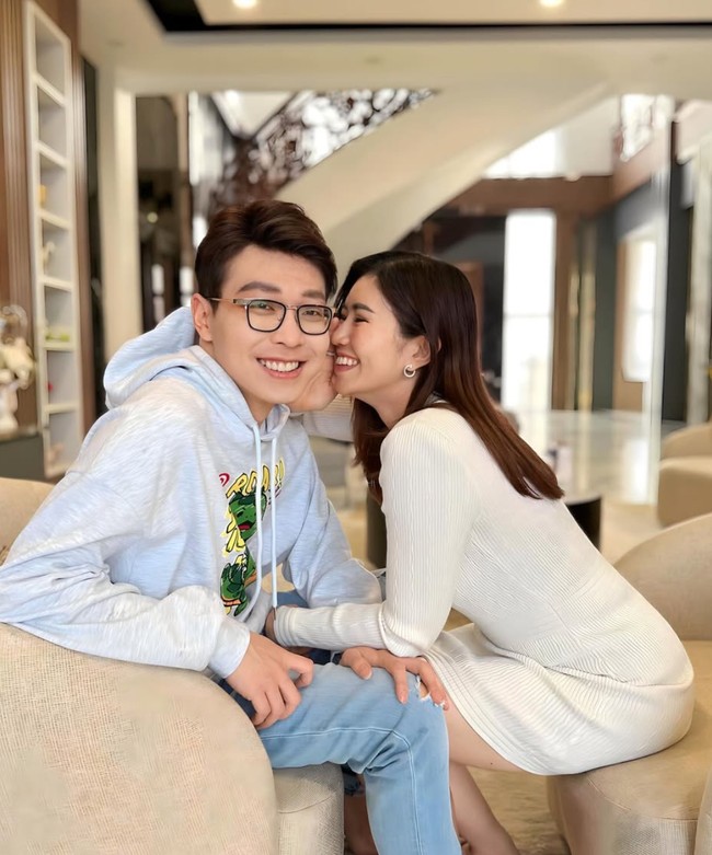 Keromantisan dokter Richard dan istri kerap jadi sorotan dan dibanjiri pujian. Tak sedikit netizen yang ikut senang melihat keharmonisan pasangan suami-istri tersebut. Foto: Instagram/@dr.richard_lee