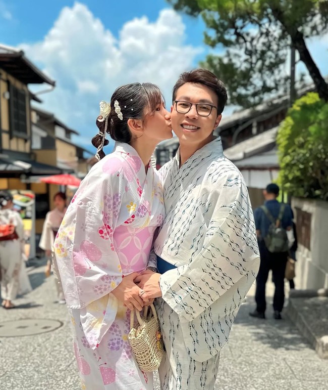 Potret dokter Richard dan istri yang kompak kenakan busana khas Jepang, kimono. Dokter Richard tampak tersenyum lebar saat dicium sang istri. Foto: Instagram/@dr.richard_lee