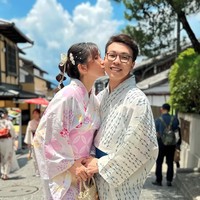 Potret dokter Richard dan istri yang kompak kenakan busana khas Jepang, kimono. Dokter Richard tampak tersenyum lebar saat dicium sang istri. Foto: Instagram/@dr.richard_lee