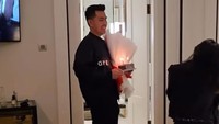 Faby Marcelia yang sedang berada di kamar dikejutkan kedatangan pria bernama Kevin Pua dengan membawa buket bunga dan kue. (Foto: dok Instagram fabymarcelia)