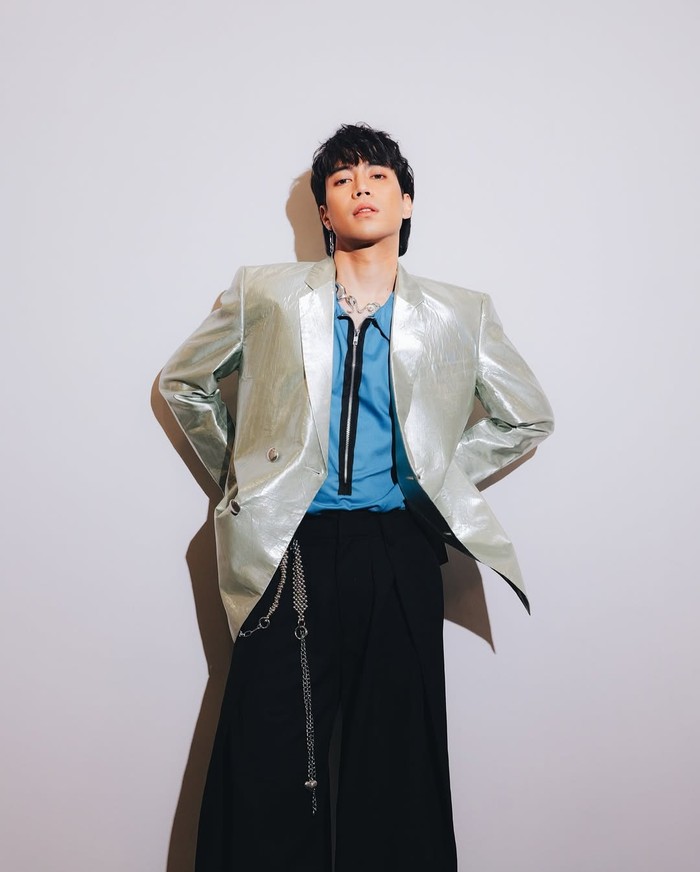 Gaya Nyentrik Vidi Aldiano.