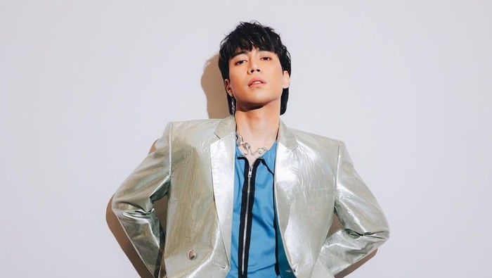 Gaya Nyentrik Vidi Aldiano.