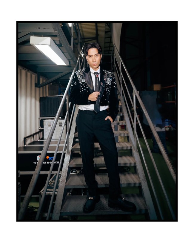 Dasi menjadi salah satu aksesori yang sering kali ia pakai sebagai pelengkap busana. Bukan dasi biasa, tapi fashion tie dengan berbagai varias corak, warna, emblem, dan bros. Foto: Instagram/@vidialdiano