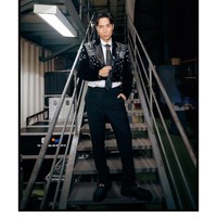 Dasi menjadi salah satu aksesori yang sering kali ia pakai sebagai pelengkap busana. Bukan dasi biasa, tapi fashion tie dengan berbagai varias corak, warna, emblem, dan bros. Foto: Instagram/@vidialdiano