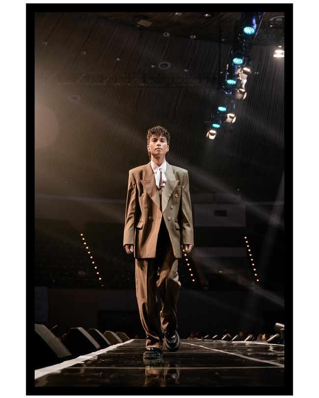 Tampilan edgy juga datang dari pilihan celana. Pelantun lagu ‘Senyumin Dulu Aja’ ini sering kali terlihat mengenakan celana berpotongan lebar seperti palazzo, juga baggy pants. Foto: Instagram/@vidialdiano
