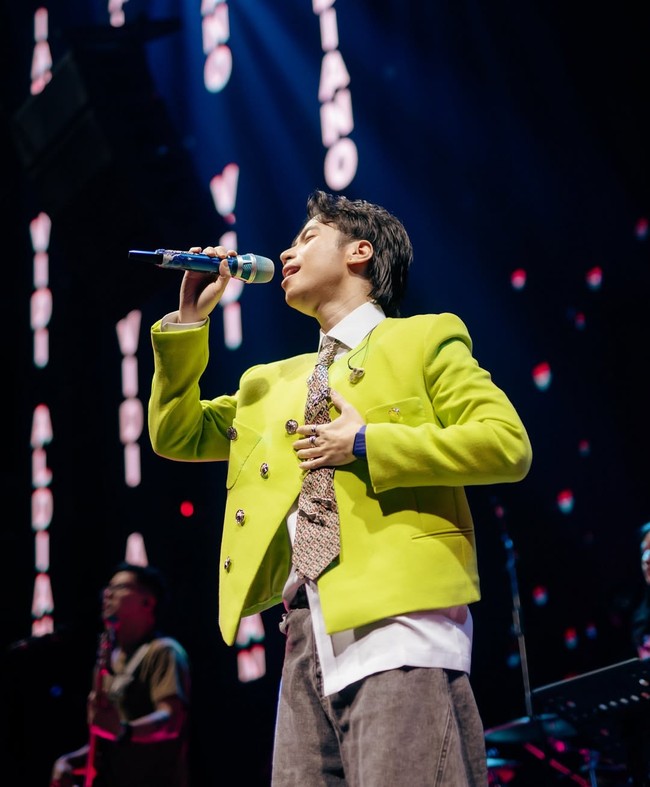 Outerwear jadi andalan di hampir setiap penampilan suami aktris Sheila Dara ini. Mulai dari blazer, jas hingga vest, Vidi suka menampilkan elemen ‘twisted’ pada busananya. Sebut saja detail bordir, kristal, stud, hingga warna neon menyala. Foto: Instagram/@vidialdiano