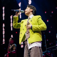 Outerwear jadi andalan di hampir setiap penampilan suami aktris Sheila Dara ini. Mulai dari blazer, jas hingga vest, Vidi suka menampilkan elemen ‘twisted’ pada busananya. Sebut saja detail bordir, kristal, stud, hingga warna neon menyala. Foto: Instagram/@vidialdiano