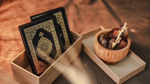 Gambar Al-Quran dan semangkuk kurma.