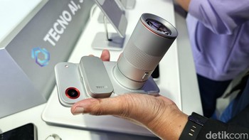 Hari kedua MWC 2026 diramaikan dengan peluncuran Tecno Camon 50 series untuk pasar Eropa. Di booth Tecno, pengunjung bisa hands-on langsung dengan ponsel konsep modular dengan bodi super tipis yang komponennya bisa dilepas pasang. Foto: Virgina Maulita Putri/detikINET