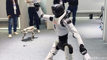 AgiBot, salah satu perusahaan robot ternama asal China, juga memamerkan robot humanoid yang bisa menari mengikuti musik yang dimainkan. Di belakangnya ada robot D1 dengan desain mirip anjing yang dapat melakukan berbagai trik. Foto: Virgina Maulita Putri/detikINET