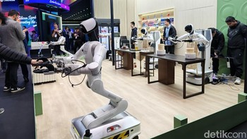 Bicara soal robot, sejumlah perusahaan China memamerkan deretan robot humanoid dengan berbagai fungsi. Seperti dua robot ini yang dirancang untuk menyajikan makanan dan minuman di restoran. Foto: Virgina Maulita Putri/detikINET