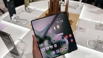 Booth Motorola di MWC 2026 juga menampilkan Razr Fold, ponsel layar lipat pertamanya yang menggunakan desain ala buku. Foto: Virgina Maulita Putri/detikINET