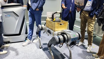 Ada juga robot anjing dari AgiBot yang mampu mengangkat beban berat. Foto: Virgina Maulita Putri/detikINET