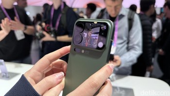MWC 2026 juga jadi satu-satunya venue di luar China di mana pengunjung bisa menjajal Xiaomi 17 Pro dan Pro Max. Duo ponsel dengan layar belakang unik ini memang tidak diluncurkan secara global. Foto: Virgina Maulita Putri/detikINET