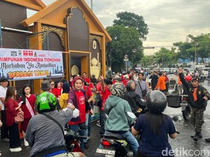 Momen Warga Tionghoa Kenang Jasa Gus Dur di Jombang