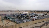 Menurut sumber keamanan Irak, drone tersebut memicu kebakaran di fasilitas yang digunakan oleh perusahaan AS, termasuk Halliburton dan kontraktor energi KBR. Para pekerja di lokasi sempat dievakuasi setelah api muncul di dalam kompleks tersebut. Foto: REUTERS/Essam Al-Sudani