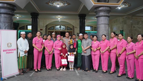 Jajaran Polres Gianyar bersama Bhayangkari Cabang Gianyar membagikan takjil kepada umat Islam di dua masjid di wilayah Gianyar, Jumat (6/3/2026). (Foto: Dok. Polres Gianyar)