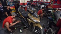 Lonjakan pelanggan ini membuat para mekanik bekerja ekstra untuk memenuhi permintaan. Beberapa bengkel bahkan harus menambah shift kerja dan waktu operasional agar semua kendaraan bisa ditangani tepat waktu. ANTARA FOTO/Fakhri Hermansyah