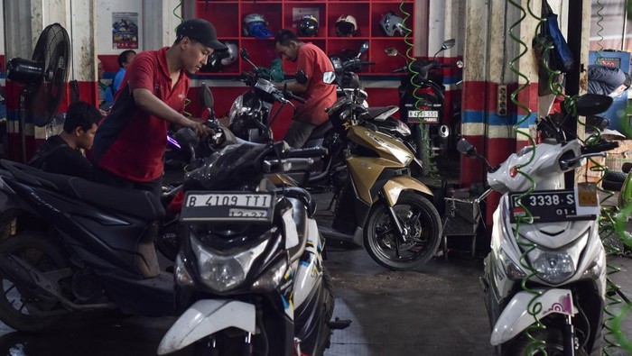 Mekanik memperbaiki sepeda motor di bengkel kawasan Pasar Minggu, Jakarta Selatan, Sabtu (7/3/2026). Menurut pemilik bengkel jasa servis kendaraan dan penggantian onderdil roda dua, jelang mudik lebaran 2026 mengalami peningkatan sebesar 100 persen dari hari biasa sekitar 100 unit motor menjadi 200 unit motor per hari. ANTARA FOTO/Fakhri Hermansyah