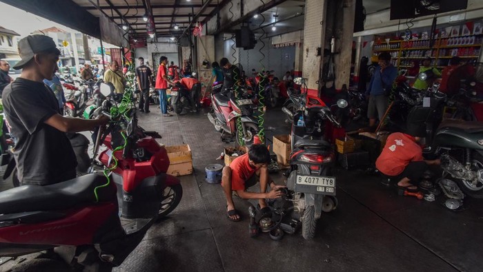 Mekanik memperbaiki sepeda motor di bengkel kawasan Pasar Minggu, Jakarta Selatan, Sabtu (7/3/2026). Menurut pemilik bengkel jasa servis kendaraan dan penggantian onderdil roda dua, jelang mudik lebaran 2026 mengalami peningkatan sebesar 100 persen dari hari biasa sekitar 100 unit motor menjadi 200 unit motor per hari. ANTARA FOTO/Fakhri Hermansyah