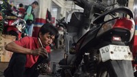 Salah satunya, bengkel di kawasan Pasar Minggu, Jakarta Selatan, mencatat jumlah motor yang masuk per hari meningkat hingga 200 unit, naik dua kali lipat dibandingkan hari biasa yang hanya sekitar 100 unit. ANTARA FOTO/Fakhri Hermansyah