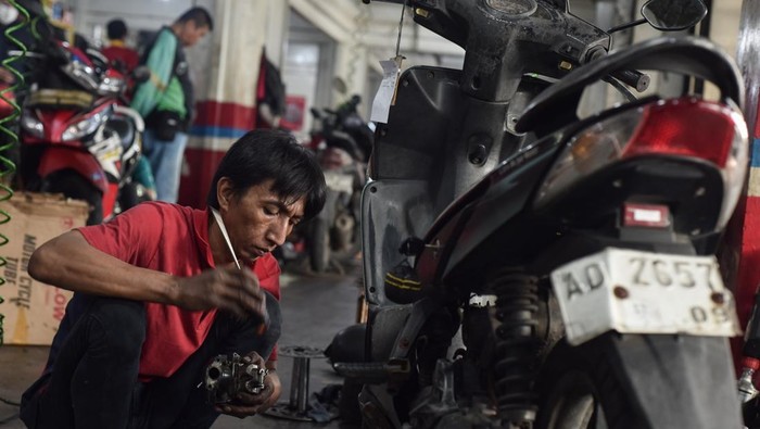 Mekanik memperbaiki sepeda motor di bengkel kawasan Pasar Minggu, Jakarta Selatan, Sabtu (7/3/2026). Menurut pemilik bengkel jasa servis kendaraan dan penggantian onderdil roda dua, jelang mudik lebaran 2026 mengalami peningkatan sebesar 100 persen dari hari biasa sekitar 100 unit motor menjadi 200 unit motor per hari. ANTARA FOTO/Fakhri Hermansyah
