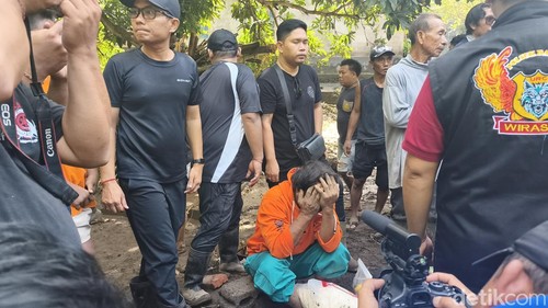 Kadek Witana tak kuasa menahan tangis saat berada di lokasi banjir bandang di Desa Banjar, Buleleng, setelah istri dan dua anaknya hilang terseret arus, Sabtu (7/3/2026).