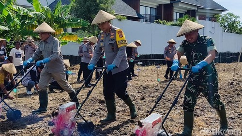 Kapolda Bali Irjen Daniel Adityajaya bersama Pangdam IX/Udayana Mayjen Piek Budyakto menanam jagung secara simbolis di Aspol Abiantimbul Denpasar, Sabtu (7/3/2026).