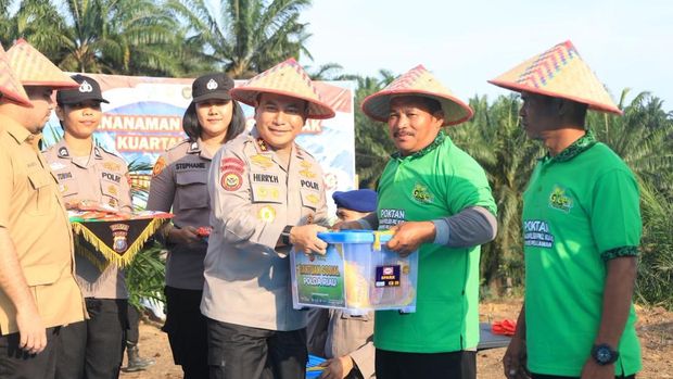 Kapolda Riau Irjen Pol Herry Heryawan mengikuti penanaman jagung serentak yang dipimpin Kapolri Jenderal Listyo Sigit Prabowo, Sabtu (7/3/2026).