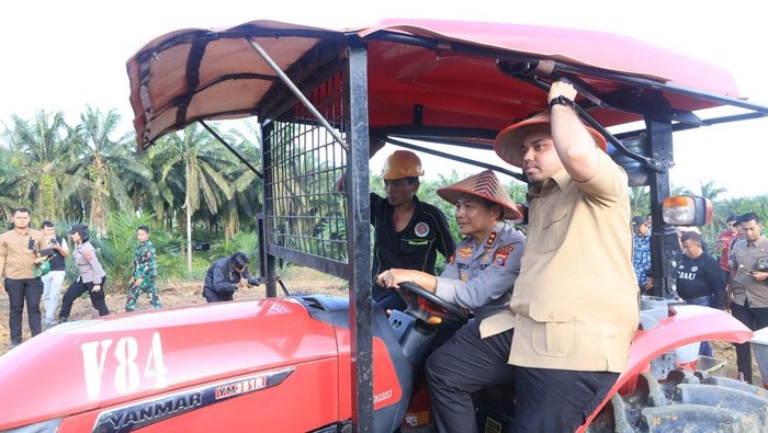 Kapolda Riau Irjen Pol Herry Heryawan mengikuti penanaman jagung serentak yang dipimpin Kapolri Jenderal Listyo Sigit Prabowo, Sabtu (7/3/2026).