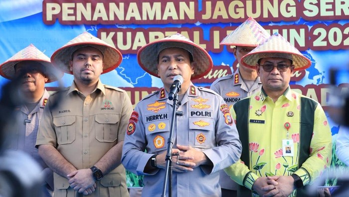 Kapolda Riau Irjen Pol Herry Heryawan mengikuti penanaman jagung serentak yang dipimpin Kapolri Jenderal Listyo Sigit Prabowo, Sabtu (7/3/2026).