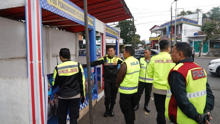 Kapolres Tasikmalaya Kota AKBP Andi Purwanto memeriksa pos polisi Gentong.