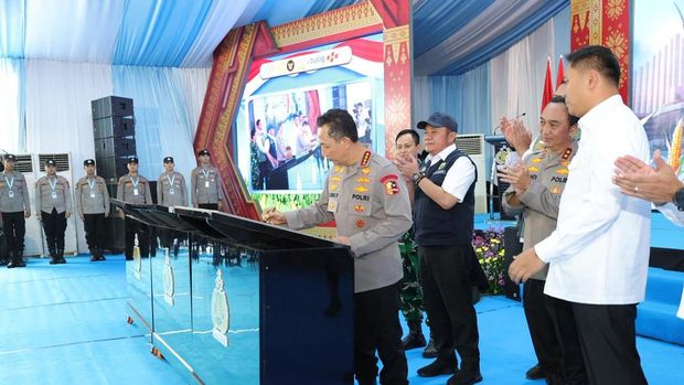 Kapolri Jenderal Listyo Sigit Prabowo meresmikan 57 Jembatan Merah Putih Presisi yang dibangun Kapolda Sumatera Selatan Irjen Sandi Nugroho dan jajaran, (dok.Polri)