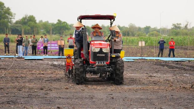 Kapolri Jenderal Listyo Sigit Prabowo penanaman jagung ini dari wilayah Sumsel, tepatnya di lahan di belakang Komplek Perumahan Serai Indah, Kabupaten Ogan Ilir, Sabtu (7/3/2026).