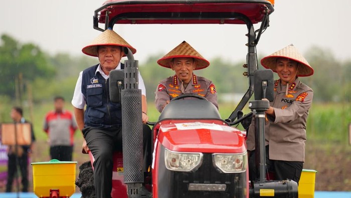 Kapolri Pimpin Tanam Jagung Serentak di Lahan 3.035,89 Ha, Dukung Ketahanan Pangan - Update 1