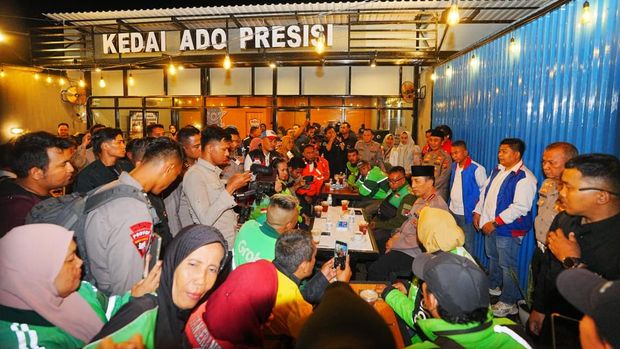 Kapolri Jenderal Sigit Sigit Prabowo mengunjungi Kedai Ado Presisi di Palembang. (dok.istimewa)