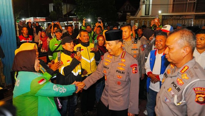 Kapolri Jenderal Sigit Sigit Prabowo mengunjungi Kedai Ado Presisi di Palembang. (dok.istimewa)