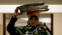 Hidangan sederhana seperti kurma, nasi, dan berbagai makanan khas disiapkan untuk dinikmati bersama setelah seharian menahan lapar dan dahaga. REUTERS/Monicah Mwangi